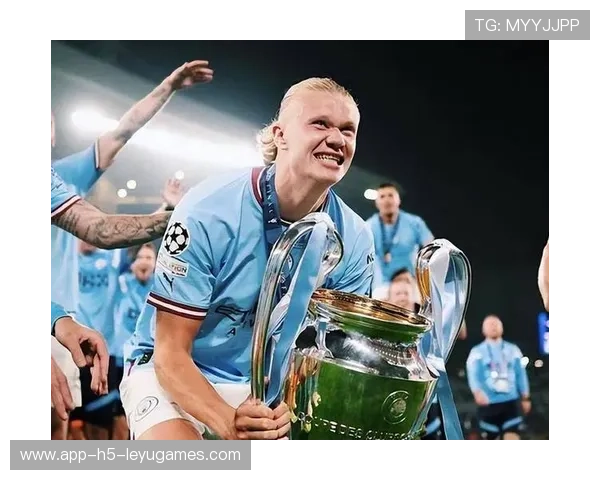 世界杯哈兰德背身抱球造点并亲自罚中惊艳观众 世界杯哈兰德背身抱球造点并亲自罚中惊艳观众